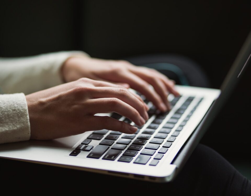 Como obter diplomas online em tecnologia de forma rápida person using laptop