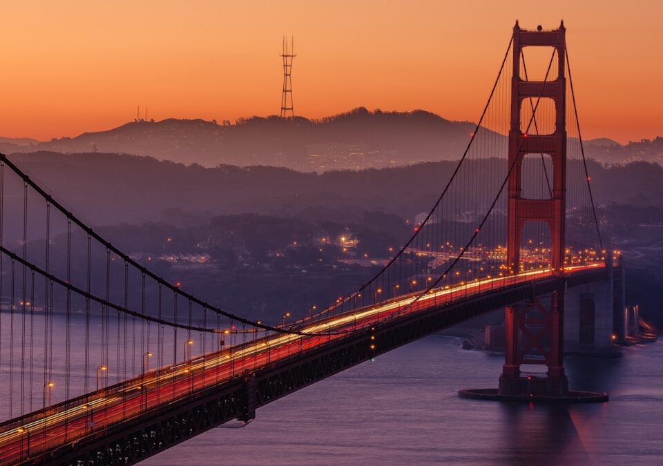 5 apps para planejar sua viagem aos Estados Unidos Golden Gate Bridge during sunset