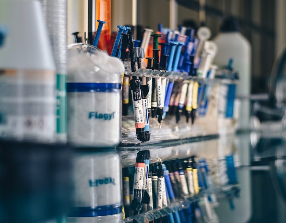 Como a tecnologia está inovando na fabricação de remédios veterinários assorted-color syringes on clear glass rack