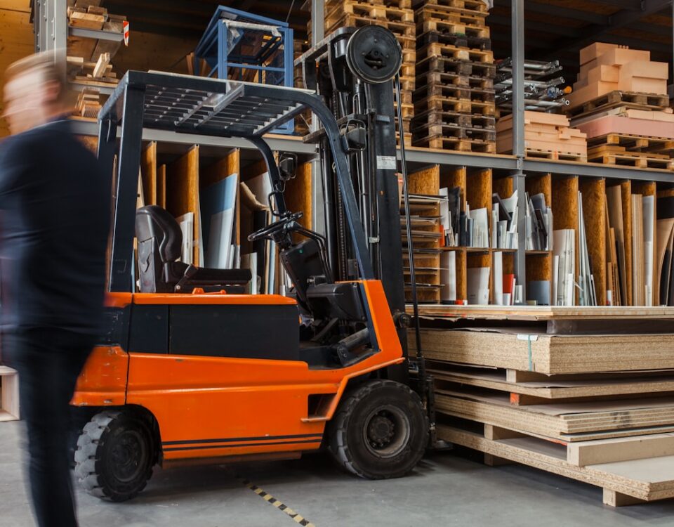 Ferramentas que integram estoque e vendas yellow and black fork lift
