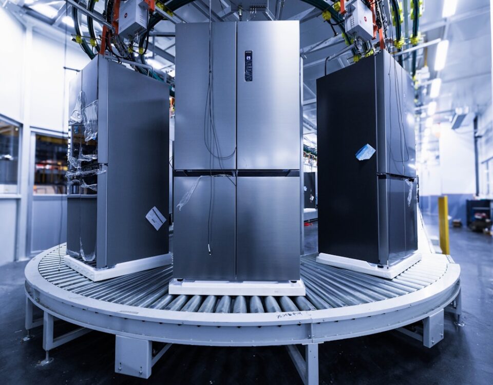 Como funcionam os motores de eletrodomésticos modernos a group of refrigerators sitting inside of a building