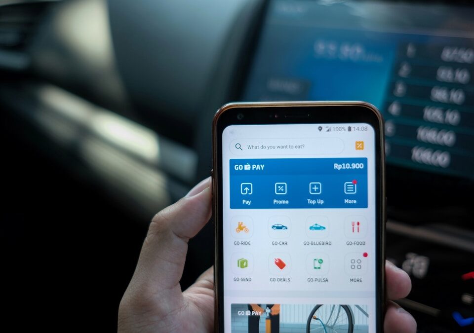 As melhores fintechs para organizar suas finanças person holding android smartphone