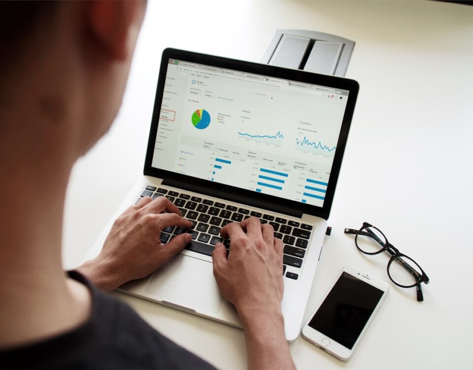 Como Destacar Seu Negócio em um Mercado Saturado de Promoções de Fim de Ano person using MacBook Pro