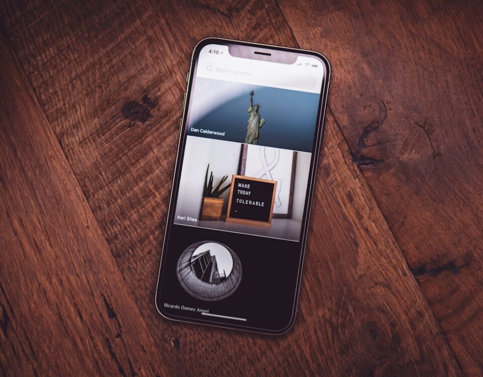 App de seguro viagem: Como a tecnologia facilita seu uso turned on black Android smartphone on brown platform