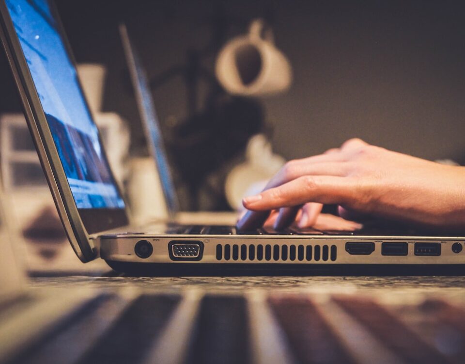Ferramentas para criar robôs no atendimento via Whatsapp person using silver laptop computer on desk