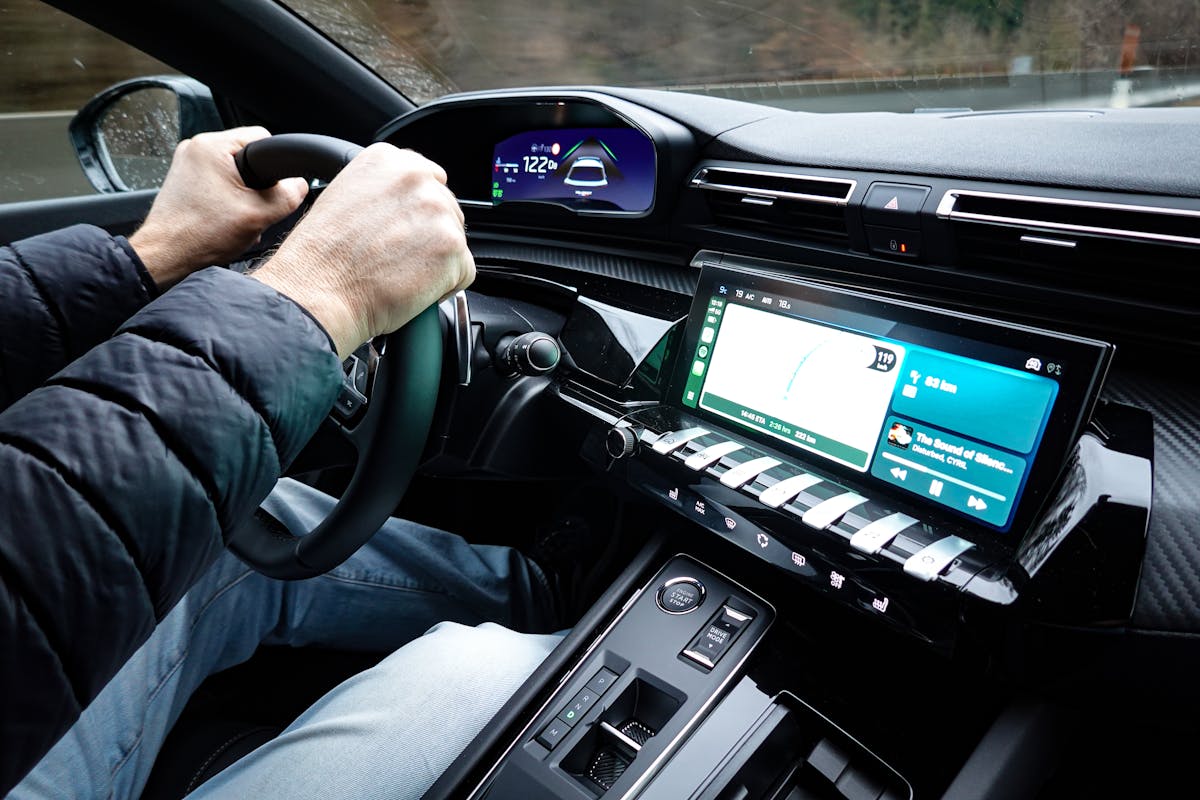 Sistemas inteligentes que ajudam motoristas iniciantes Free stock photo of car, drive, driver