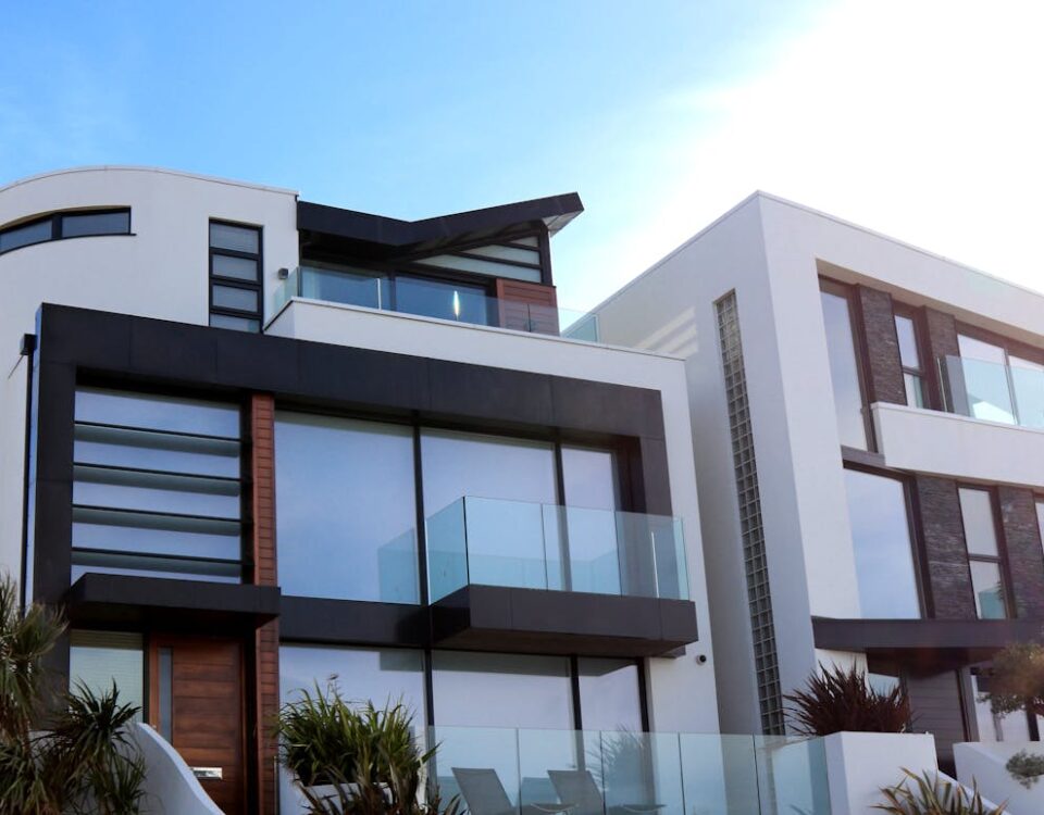 Tecnologia está mudando a compra de imóveis? Contemporary luxury home with glass balconies in Poole, UK, showcasing modern architectural design.
