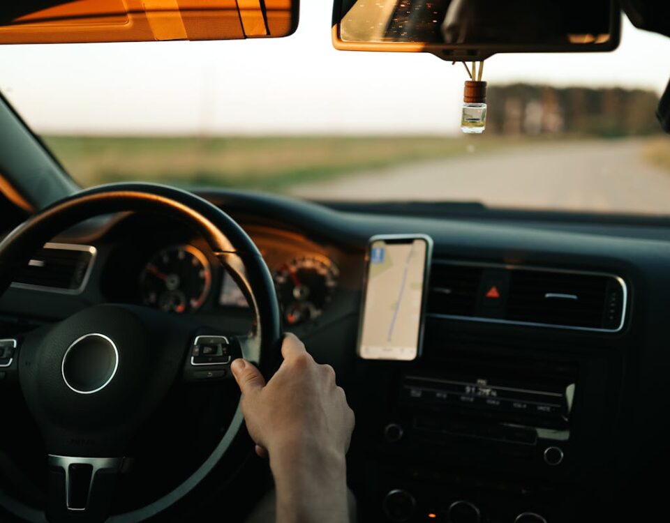 Sistemas inteligentes que ajudam motoristas iniciantes Interior of a car with GPS navigation, focusing on the driver and dashboard during the day.