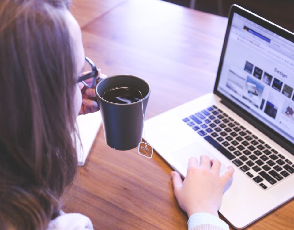 Ferramentas de automação comercial para empresas modernas woman holding tea filled mug using MacBook