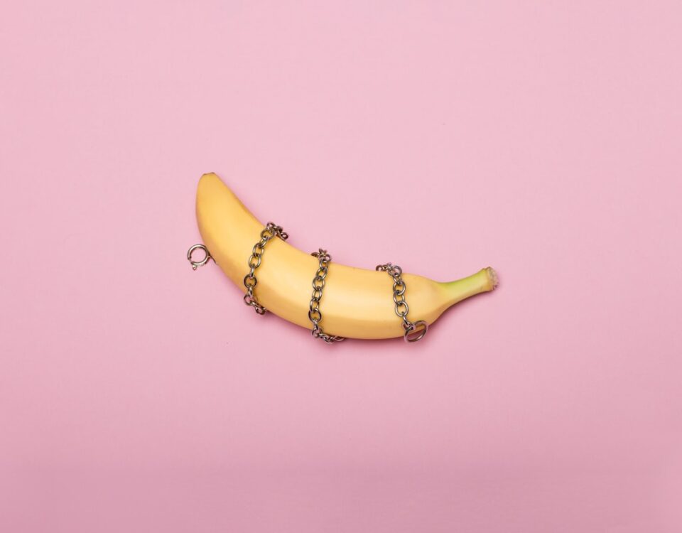 Gadgets inovadores que dominam os sex shops yellow banana on white surface