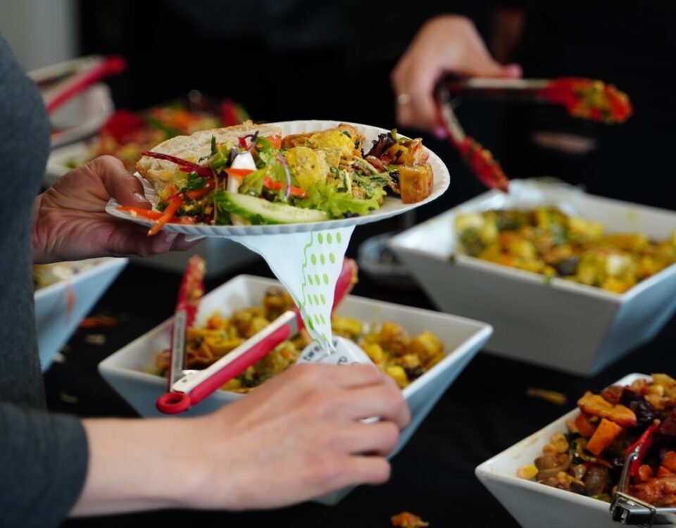 Como tecnologia otimiza serviços de buffet person holding white ceramic bowl with food
