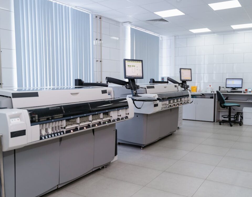 Tecnologia na produção de rótulos adesivos personalizados Spacious modern laboratory featuring advanced printing equipment and workstations.