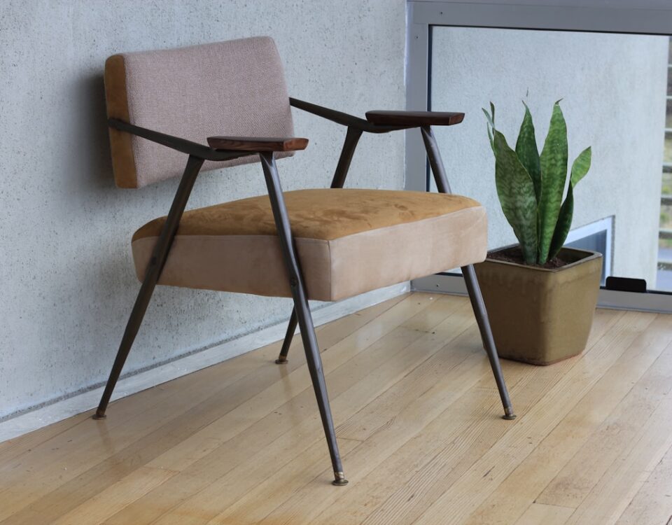 Tecnologia nos móveis de luxo: O futuro do design brown fabric padded armchair beside green snake plant inside room