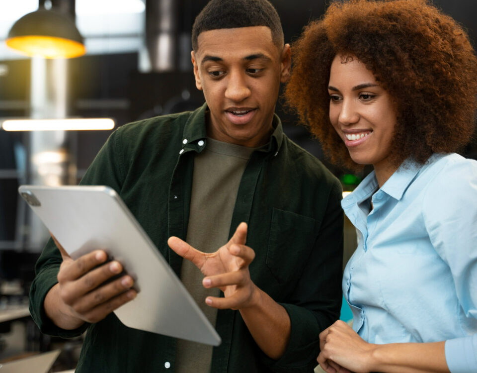 Como a tecnologia otimiza espaços de coworking Como a tecnologia otimiza espaços de coworking