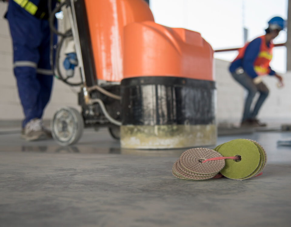 Lixamento sem pó em foco: máquinas e sensores de obra Lixamento sem pó em foco: máquinas e sensores de obra