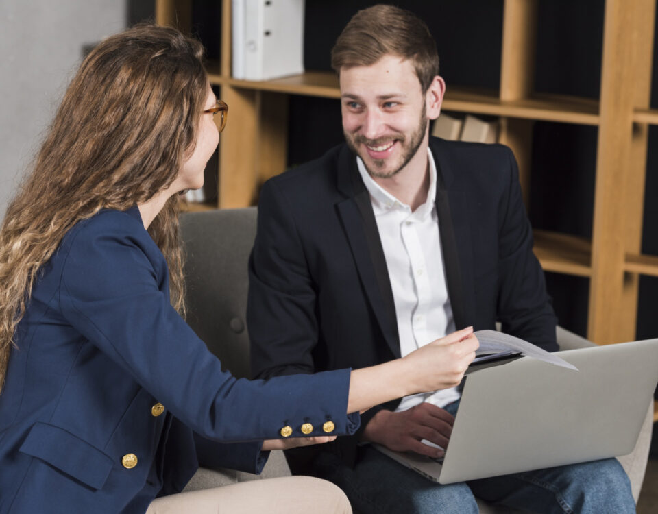 Como a tecnologia ajuda clientes a contratar advogados