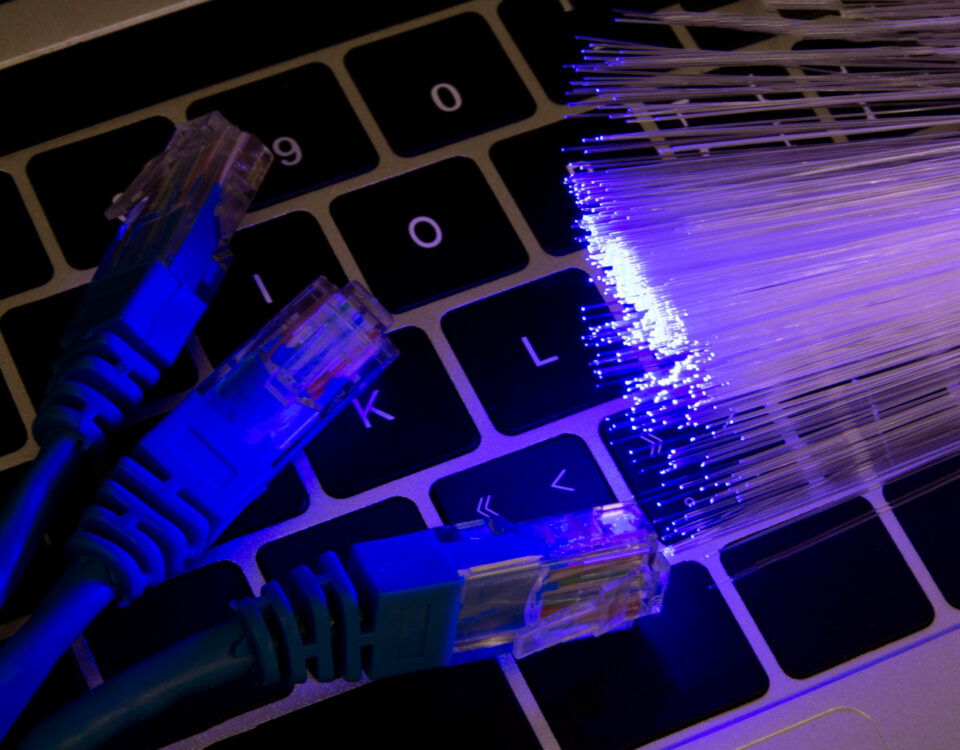 Como a fibra óptica redefine a velocidade da internet