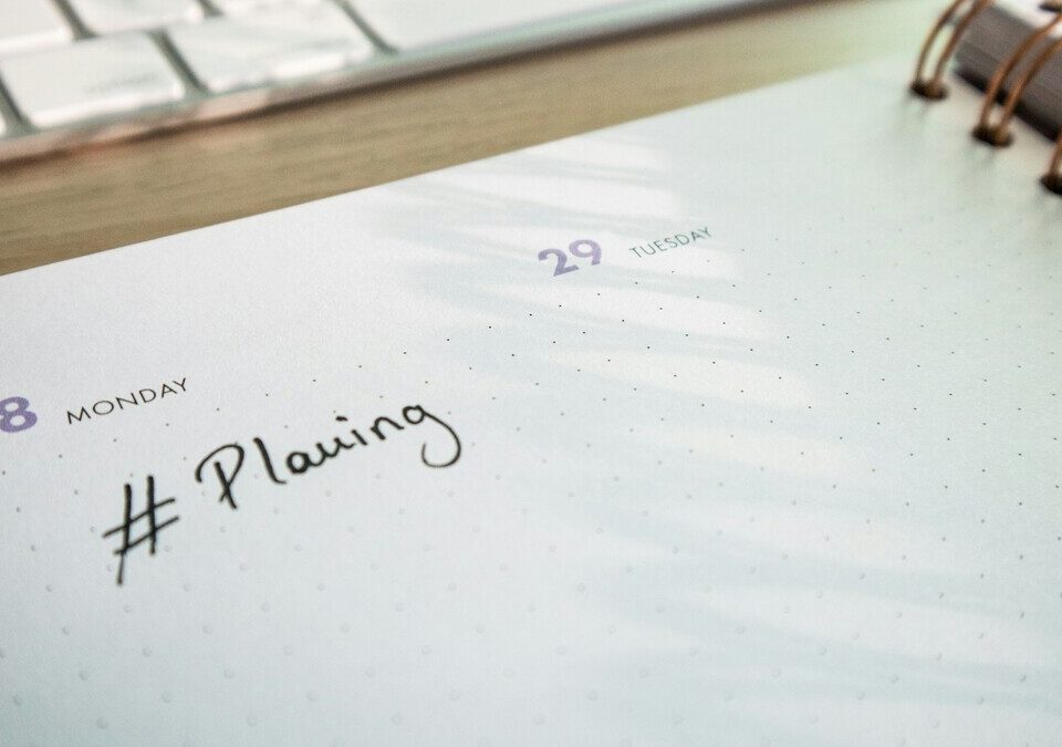 Página de agenda com a palavra planejando escrita à mão