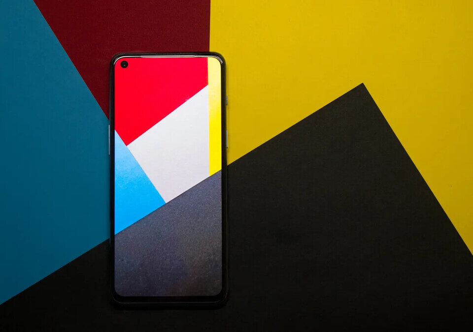 Smartphone sobre um fundo geométrico colorido em imagem ilustrativa