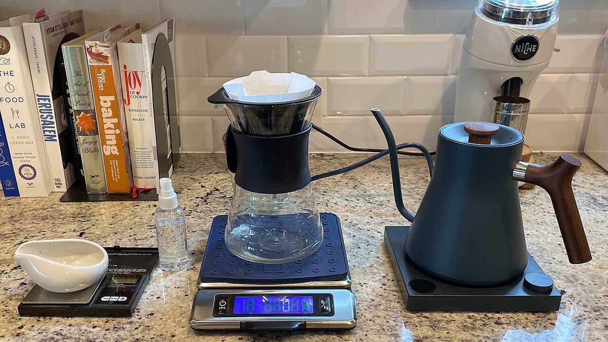 Balança com timer melhora mesmo o café feito no V60? Bancada com coador, jarra sobre balança digital e chaleira elétrica de bico fino