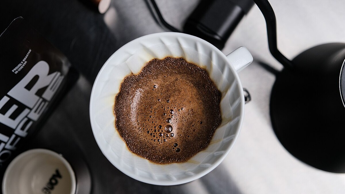 Balança com timer melhora mesmo o café feito no V60? Café em pré-infusão dentro de um coador V60 visto de cima