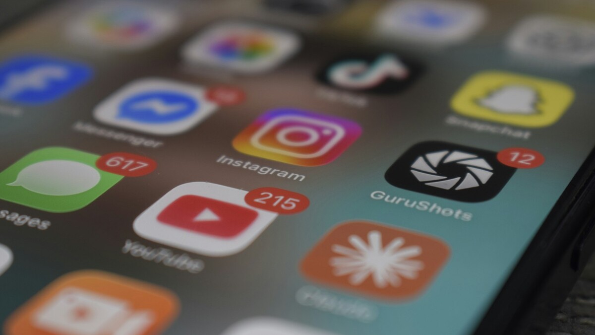 Tela de smartphone com ícones de redes sociais e notificações