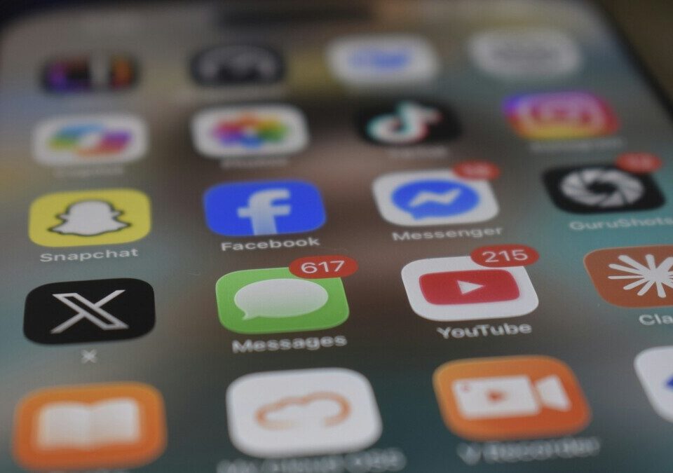 Tela de smartphone com ícones de redes sociais e notificações