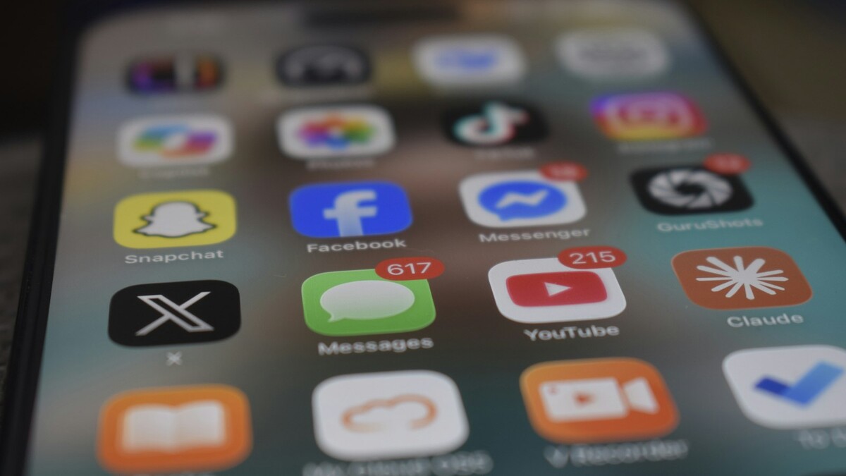 Tela de smartphone com ícones de redes sociais e notificações