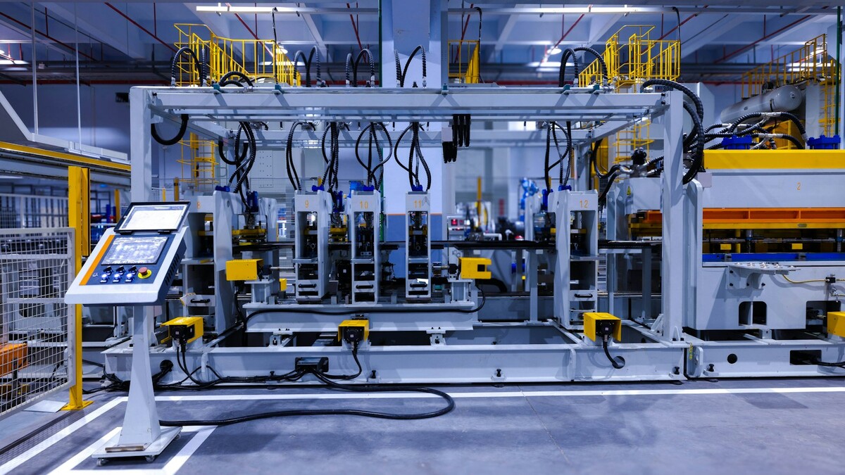 CLP e IHM antigos: quando é hora de modernizar? Máquina de fabricação industrial com controle digital