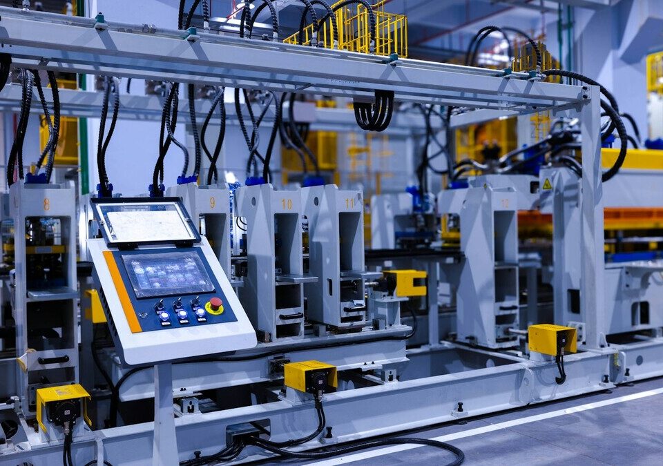 Linha industrial automatizada com painel de operação