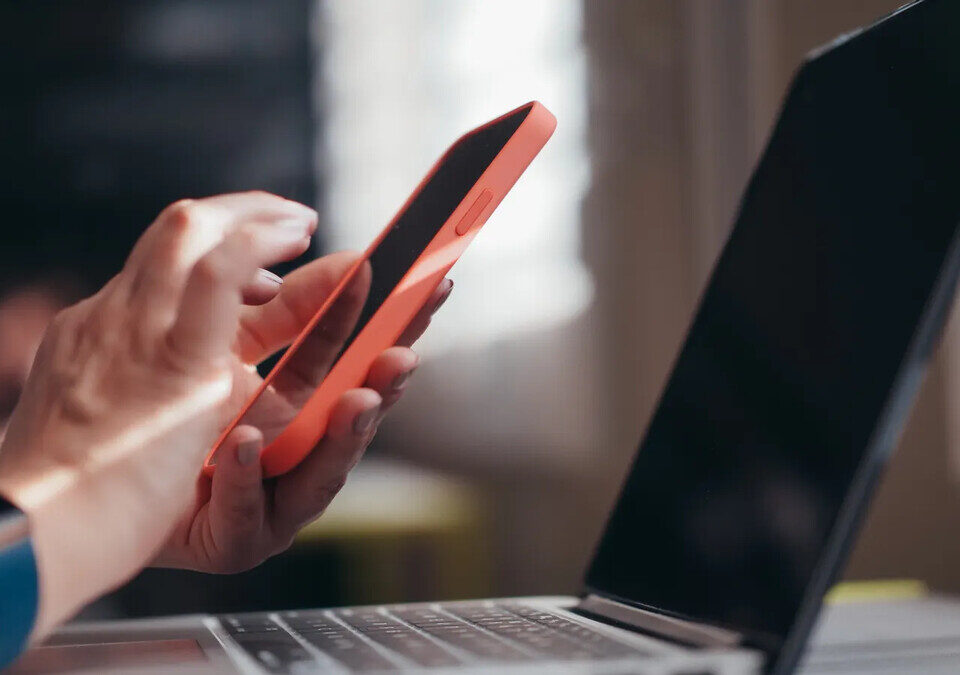 Como acompanhar os cuidados de um idoso morando longe? Cuidados de idoso acompanhados com ferramentas digitais