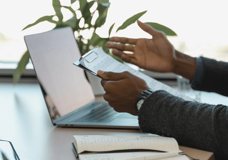 Como usar inteligência artificial para resumir documentos longos sem perder informações importantes?