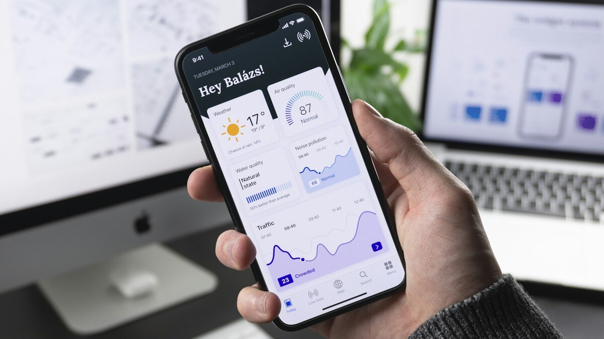 Compartilhar dados no Open Finance baixa o juro da empresa? Mão segurando smartphone com painel de dados na tela