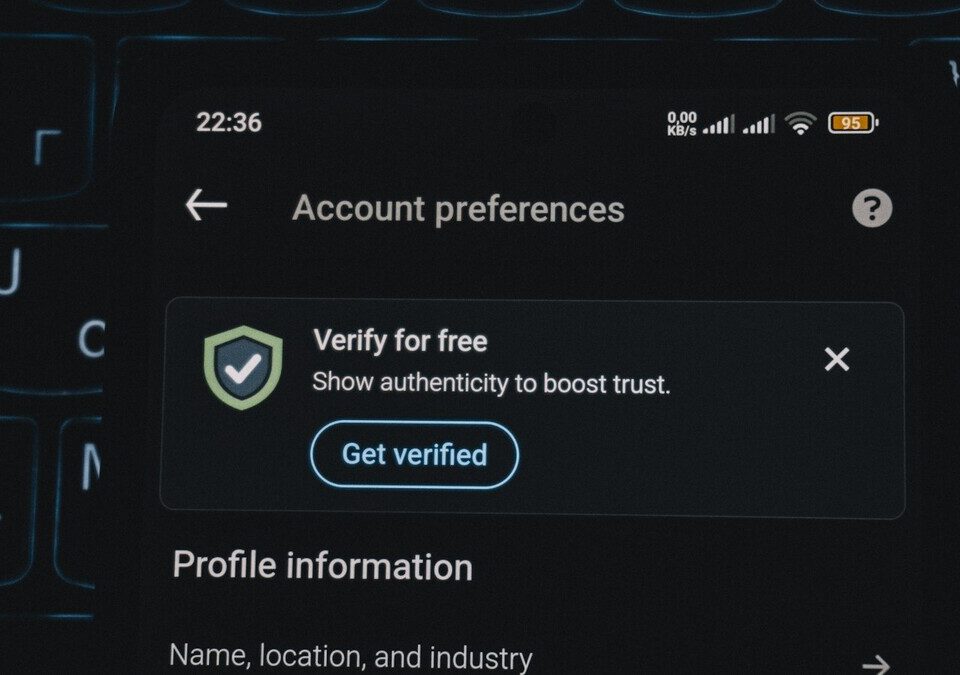 Tela de celular com pedido de verificação de conta