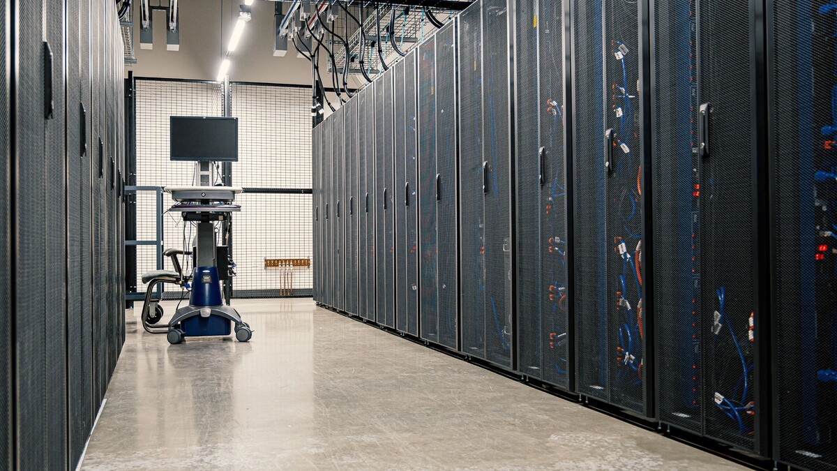 Frete de computadores no Centro do Rio: como proteger tudo? Racks de servidores em uma sala de infraestrutura
