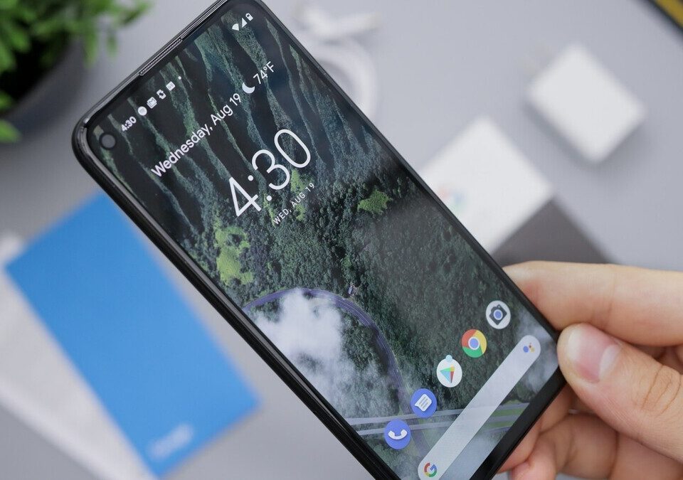 Mão segurando smartphone Android com a tela de bloqueio acesa