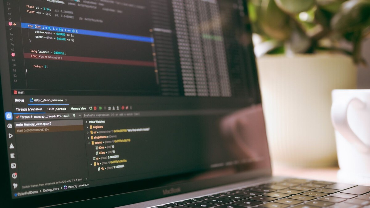 GitHub Copilot controla apps do PC: como funciona o acesso Tela de notebook exibindo ferramentas de desenvolvimento