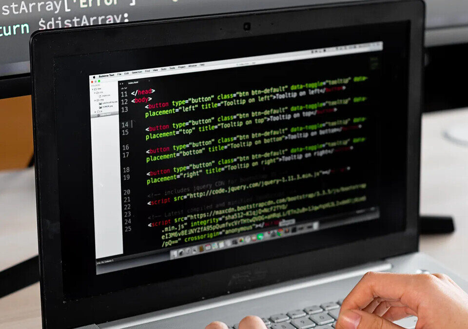 Programação em laptop e monitor de mesa