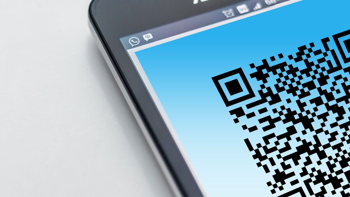 Golpe do QR Code falso: como funciona o quishing e como se proteger Tela exibindo um QR Code em fundo escuro