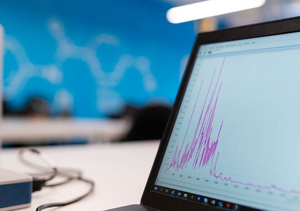 Informação estruturada: a tecnologia discreta por trás de uma comparação útil Notebook exibindo gráfico de análise de dados
