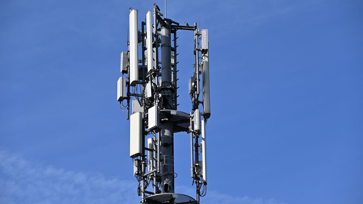 Internet via satélite no celular: Brisanet e Unifique fecham acordo Torre de telefonia celular com antenas contra o céu azul