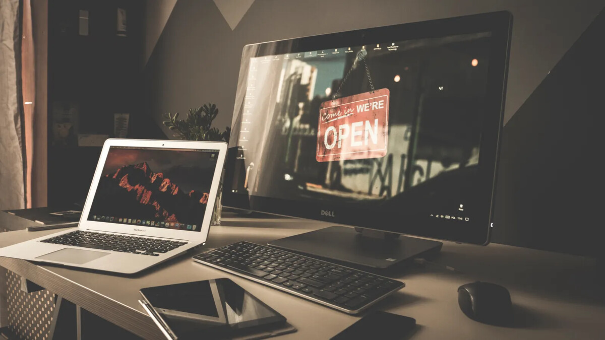 Estação de trabalho com notebook e monitor