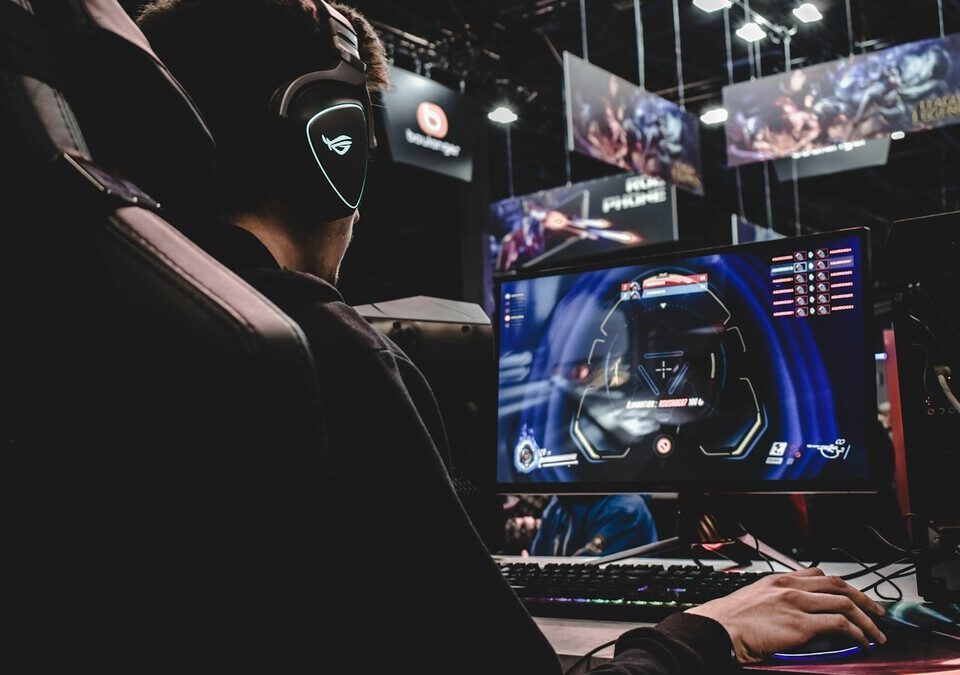 Jogador sentado em cadeira gamer jogando no computador
