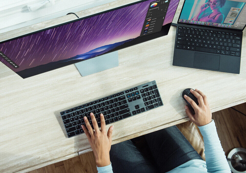 O atendimento digital quebra quando a mensagem não acompanha o processo Pessoa trabalhando em um notebook sobre uma mesa