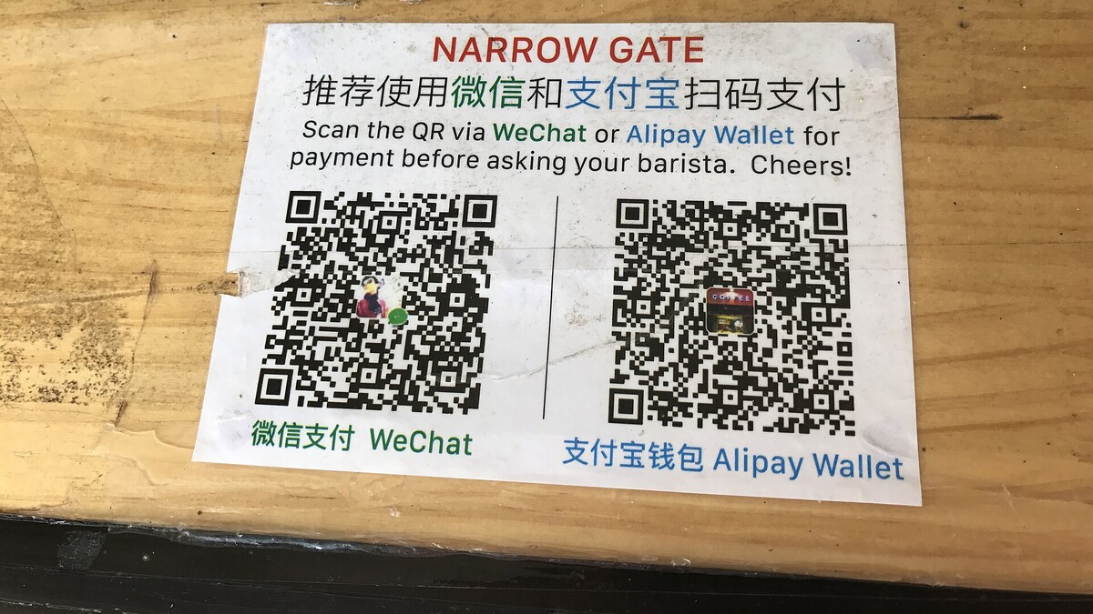 Pix ganha rastreio em etapas contra golpes: como pedir devolução pelo MED Placa com códigos QR para pagamento pelo celular sobre um balcão