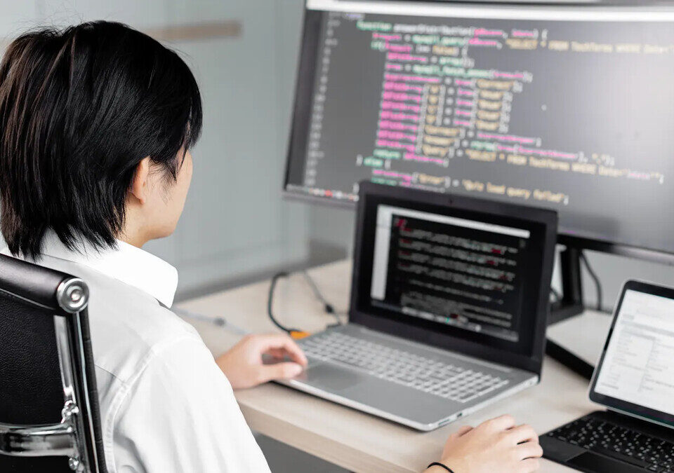 Profissional de tecnologia trabalhando com monitores