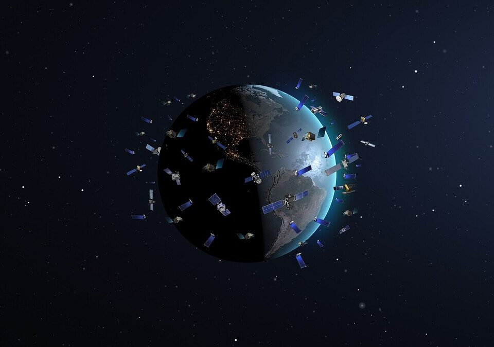 Ilustração de constelação de satélites em órbita baixa ao redor da Terra