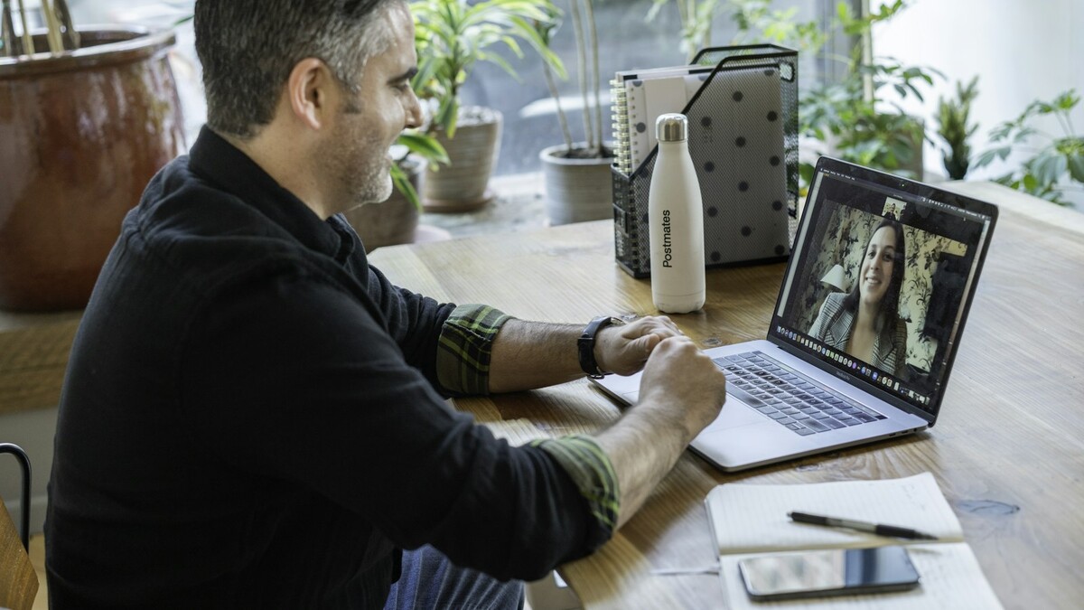 WhatsApp libera chamada para quem não tem conta: veja como usar Homem participando de uma chamada de vídeo em um notebook